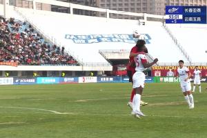 角球变门球！补时阶段亚泰球员将球顶出本方底线 裁判判罚门球